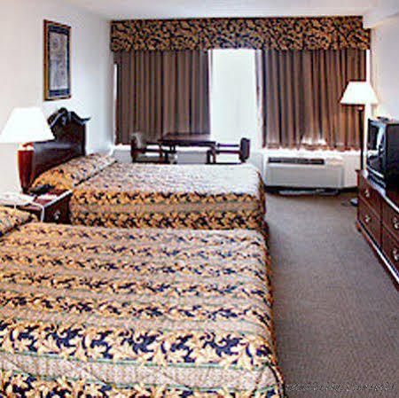 Wynnwood Plaza Hotel - Newport News Exteriör bild
