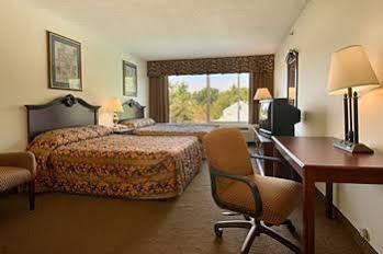 Wynnwood Plaza Hotel - Newport News Exteriör bild
