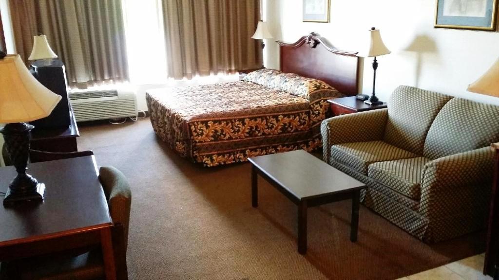 Wynnwood Plaza Hotel - Newport News Exteriör bild